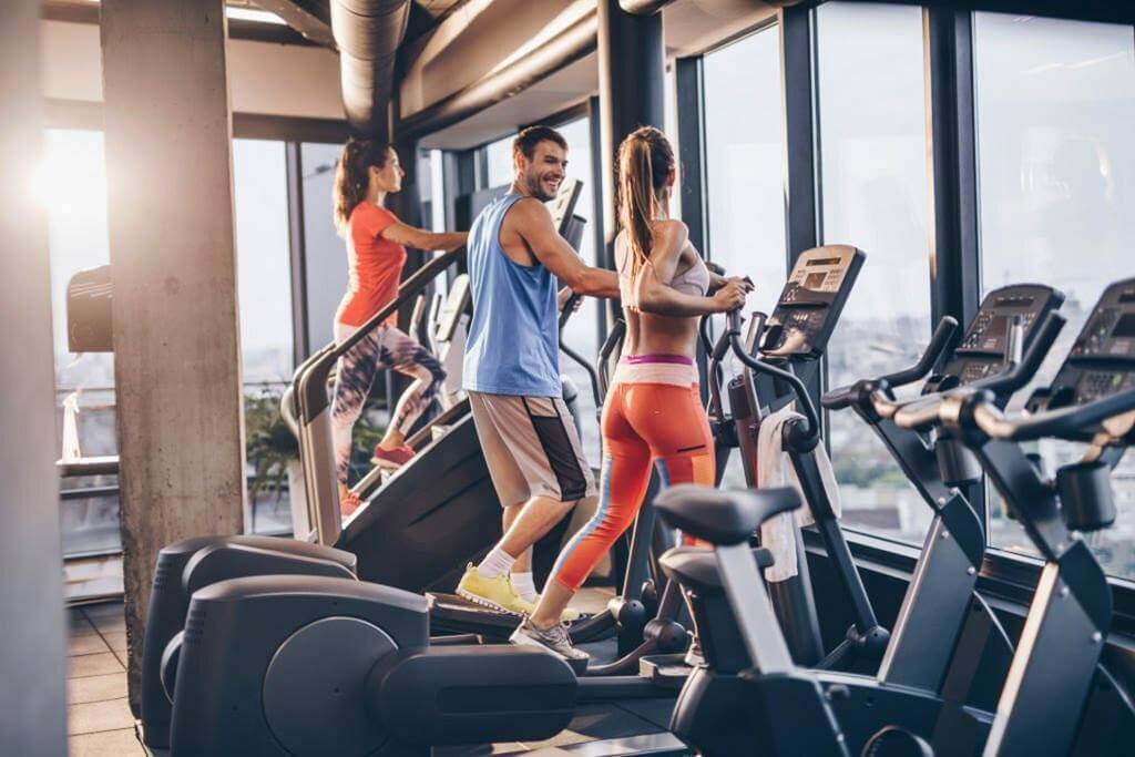 haciendo eliptica en el gimnasio para perder peso