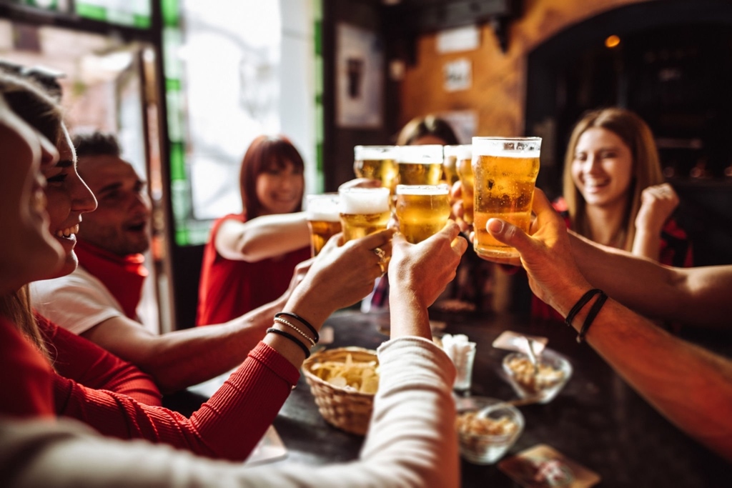 Durante el ayuno intermitente, el alcohol solo debe beberse en pequeñas cantidades.