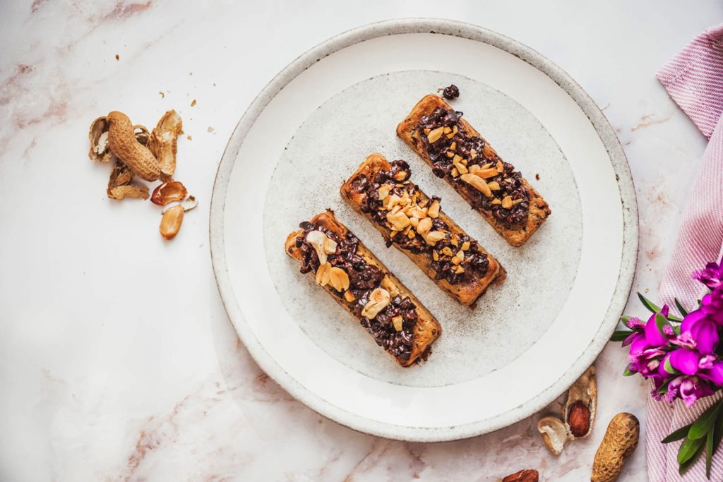 También hay muchos "snacks" como las barritas proteicas, las galletas proteicas o el chocolate proteico para absorber las proteínas.