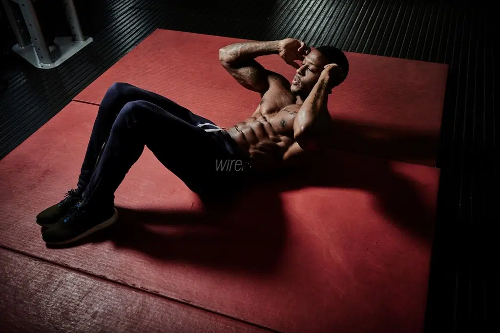 Variantes del ejercicio crunch abdominal y errores comunes