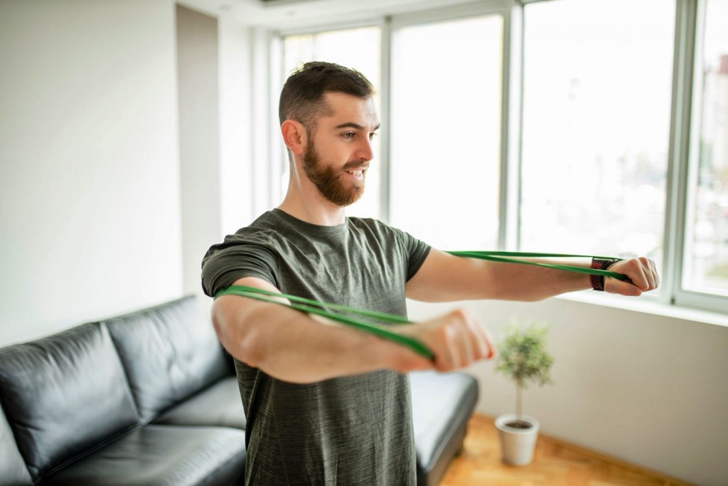 Entrenamiento con bandas de resistencia en casa es un gran alternativa a las pesas.