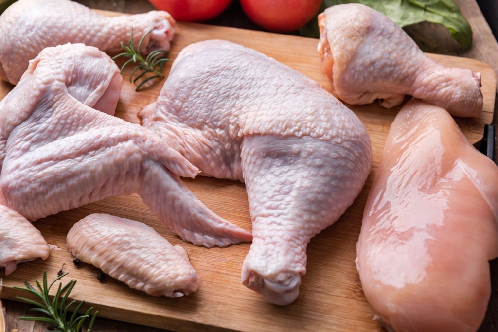 Los productos animales a menudo contienen una gran cantidad de proteínas valiosas. Aquí se pueden mencionar como ejemplos el atún, el pollo, el pavo, el huevo y el quark bajo en grasa.