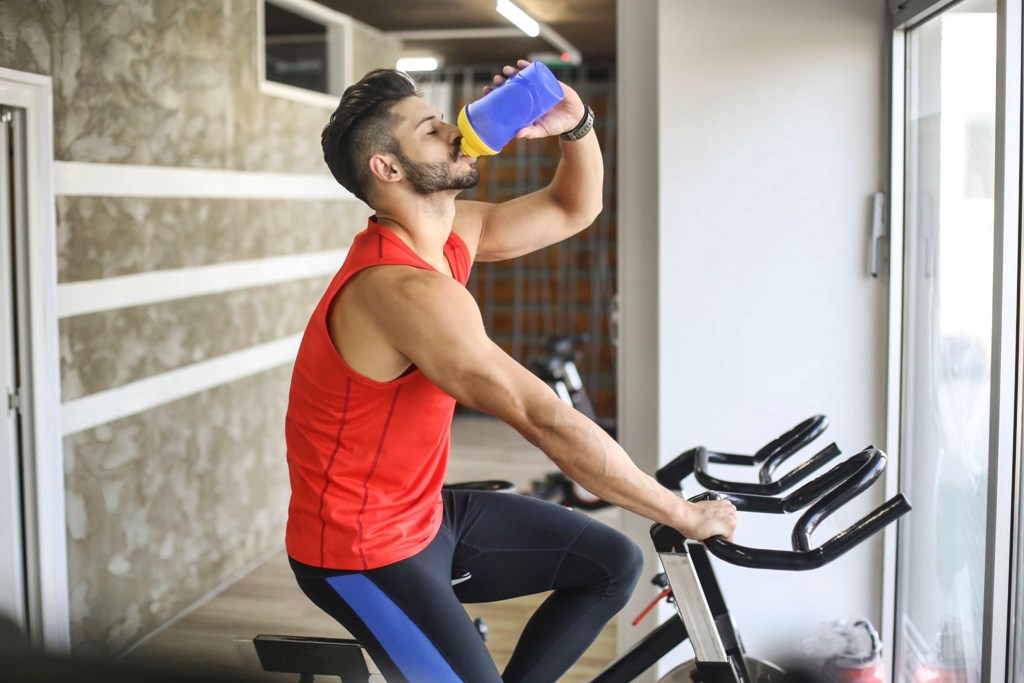 Las proteínas son los componentes básicos de los músculos. Sin proteínas, los músculos crecen poco o nada. 
