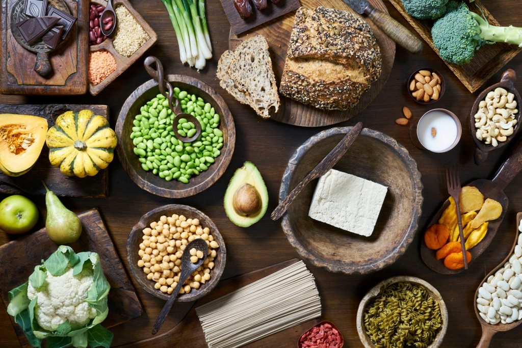 Los alimentos vegetales como las almendras, la avena, el arroz, las espinacas o las lentejas también contienen proteínas.