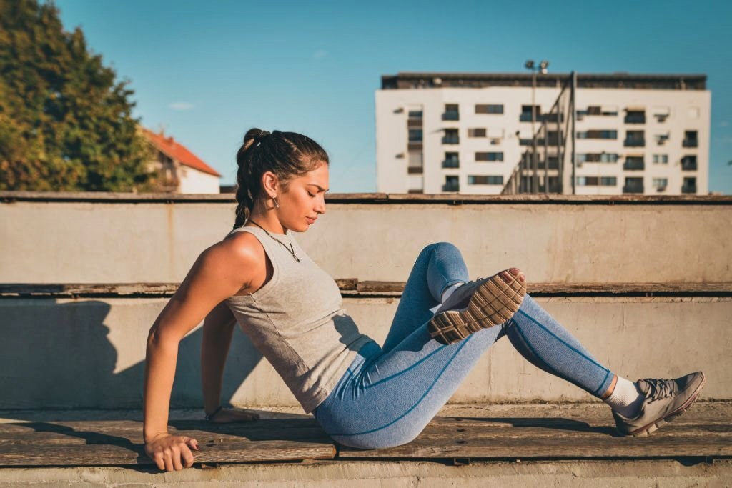 Ejercicios de fascia: entrenar el tejido conectivo 3 chica realizando estiramirentos fascia