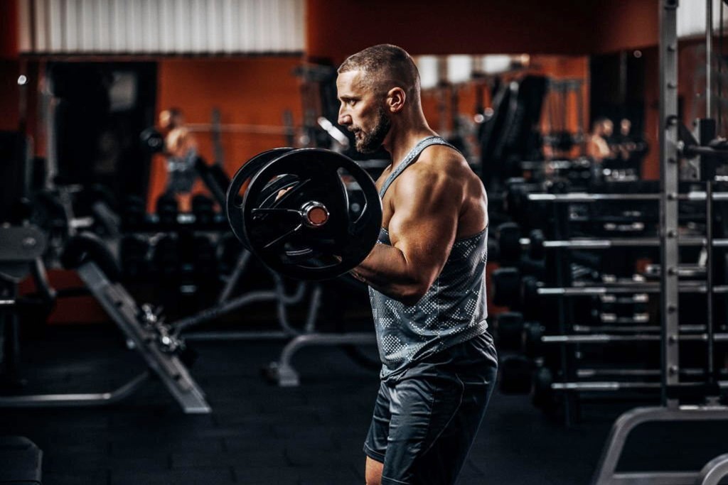 Haciendo bíceps en el gimnasio - Entrenamiento de hipertrofia máxima